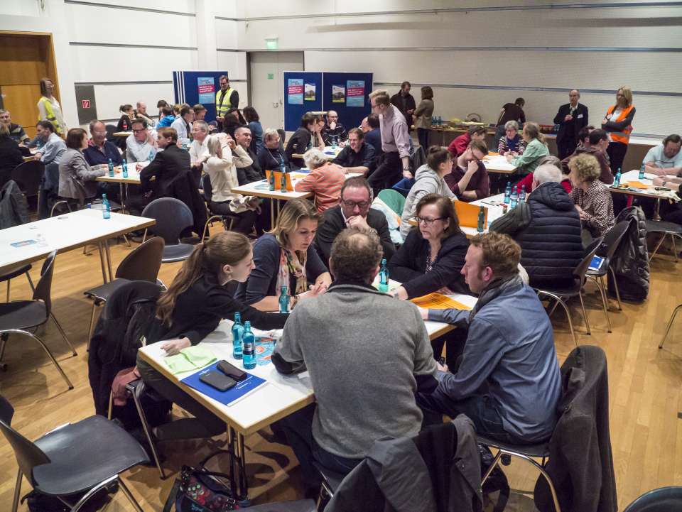 Teilnehmende diskutieren in den Gruppen; Foto: Oliver Hebel Teilnehmende diskutieren in den Gruppen