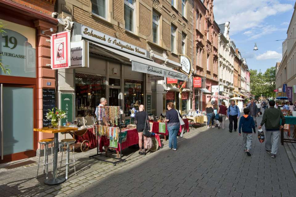 Menschen beim Einkaufen in der Stadt