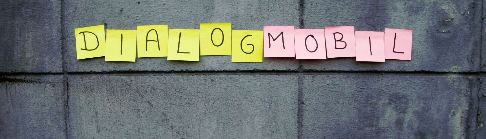 Dialog-Mobil; Foto: Zebralog Post-Its an der Wand